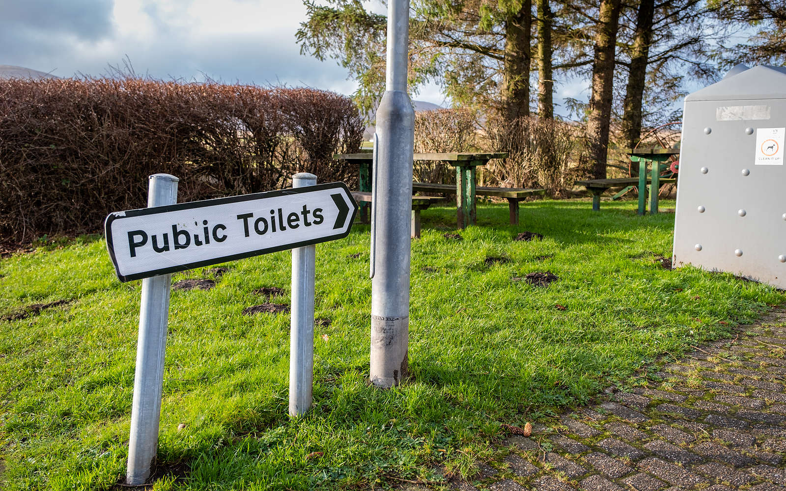 toilet cubicles - Sign showing the direction to public toilets