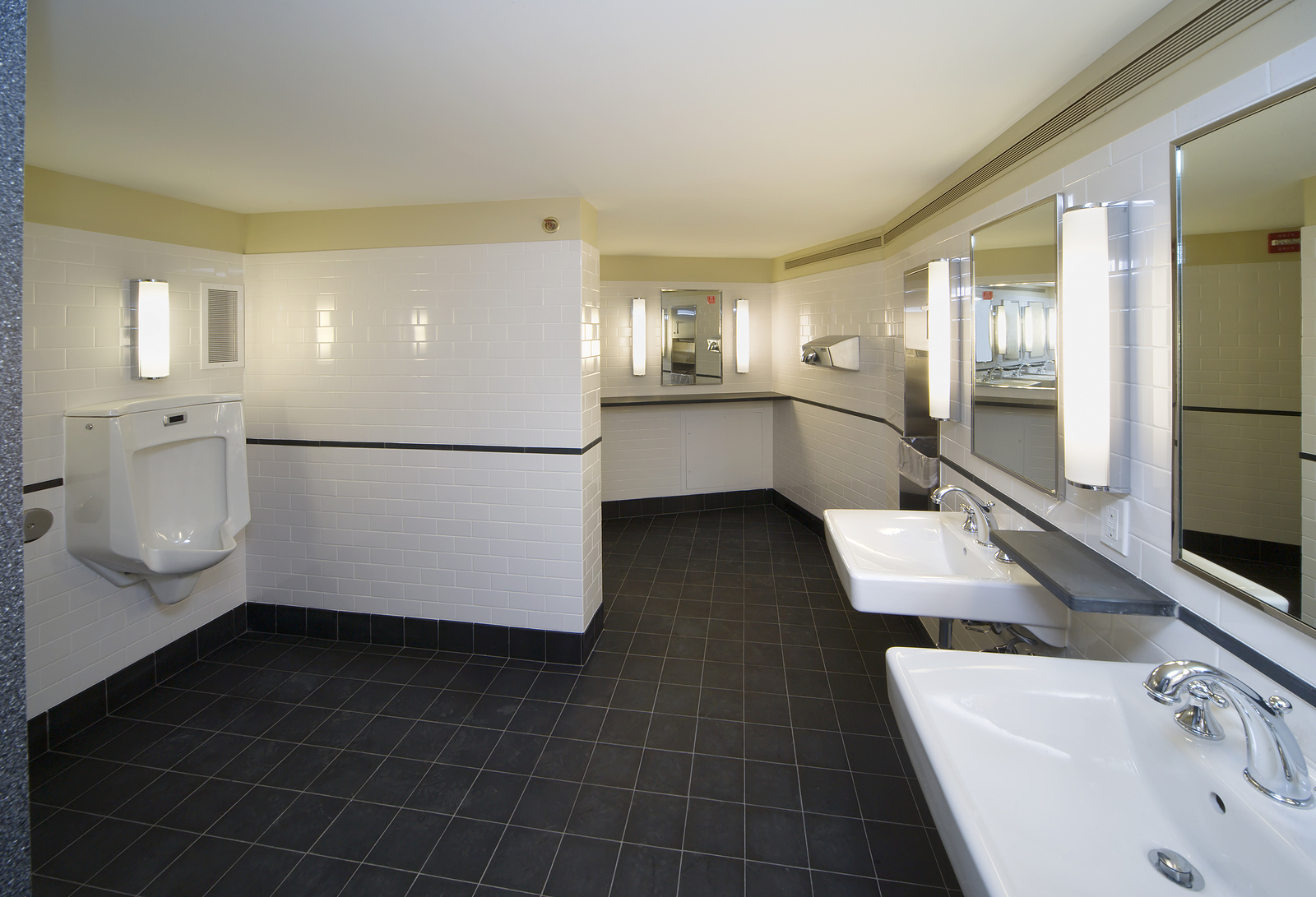 Made-to-measure toilet cubicles - Men's washroom in an office building